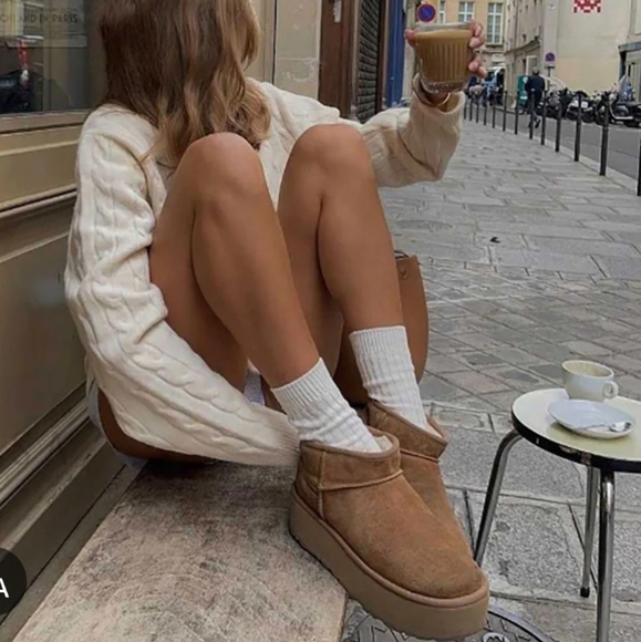 UGG Classic Platform Boot - Picture 2 of 3